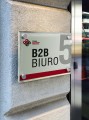 SZYLDY_na_dystansach_na_murze_B2B.jpg